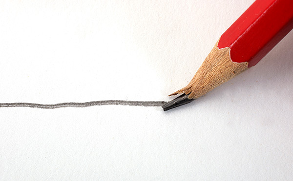 Kuvituskuva, jossa kynä piirtää viivaa paperiin, mutta kynän terä on katkennut kesken piirtämisen. Kuvan lähde: Pixhill.