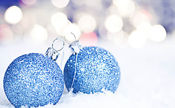 siniset kimaltavat joulukuusen pallot hangella