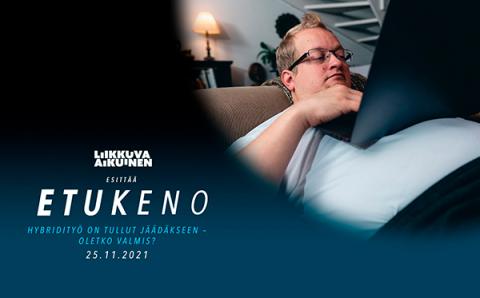 Mainoskuva Etukeno-tapahtumasta, jossa mies sohvalla makuuasennossa läppäri päällään.