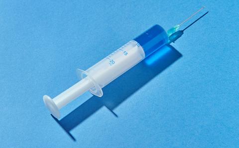 Kuva rokotepiikistä sinisellä taustalla. Kuvan lähde: Pixhill.